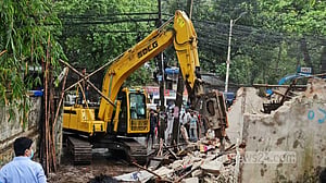 চট্টগ্রাম মেডিকেলের বার্ন ইউনিটের জমি থেকে তিনশ অবৈধ ঘর উচ্ছেদ