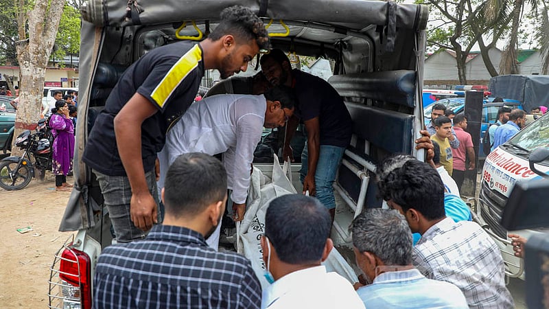মাদারীপুরের শিবচর উপজেলা স্বাস্থ্য কমপ্লেক্স থেকে ইমাদ পরিবহনের বাস দুর্ঘটনায় নিহতদের মরদেহ স্বজনদের কাছে হস্তান্তর করা হয়।