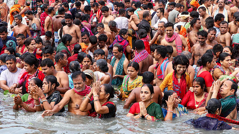 ব্রহ্মপুত্র নদীর নারায়ণগঞ্জের লাঙ্গলবন্দ অংশে বুধবার মহাঅষ্টমী স্নানে সনাতন ধর্মাবলম্বীরা। ছবি:&amp;nbsp;সোহরাব হোসেন টিটু