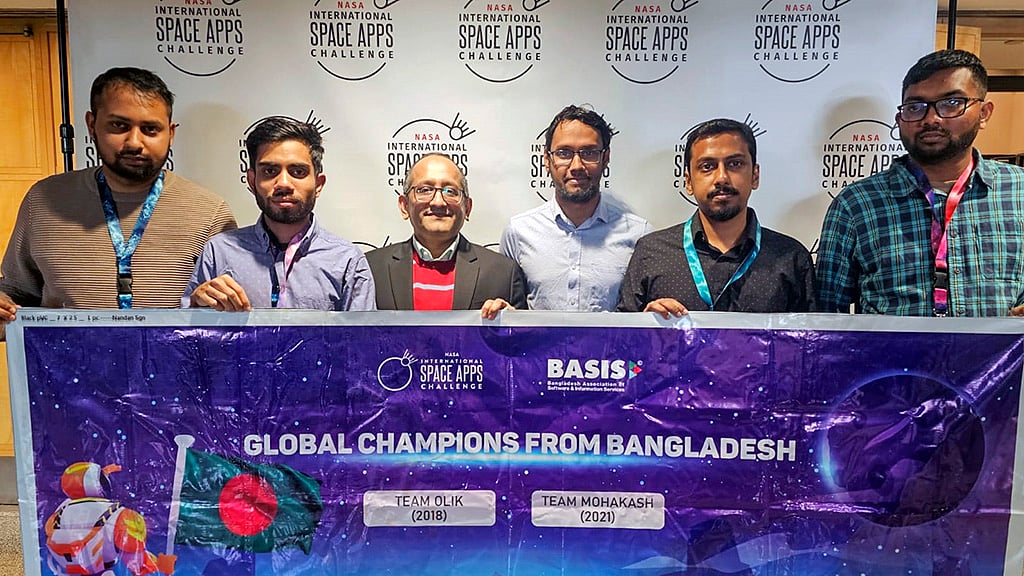 নাসা সদরদপ্তর ঘুরে এল বাংলাদেশী দুই বিশ্বজয়ী দল