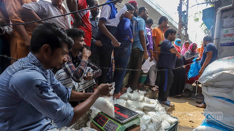 ঢাকার মিরপুরের পল্লবীতে শনিবার টিসিবির পণ্য প্যাকেট করছেন বিক্রয়কর্মীরা। ছবি: আসিফ মাহমুদ অভি