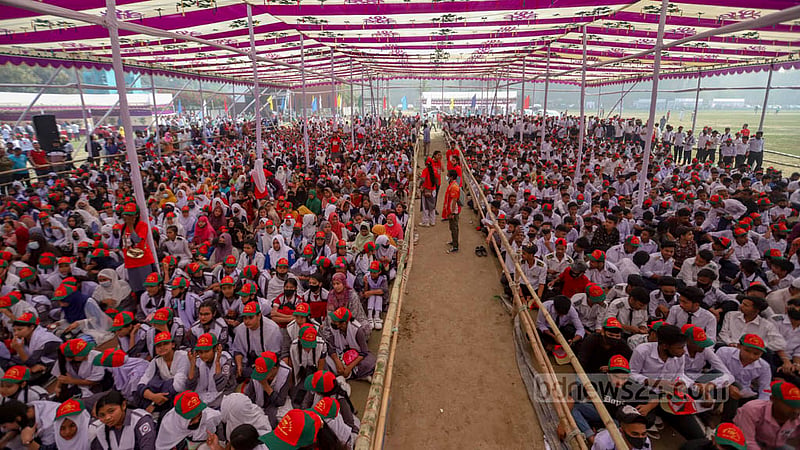 মুক্তিযুদ্ধ জাদুঘরের শিক্ষা কর্মসূচির অধীনে ২১তম ‘মুক্তির উৎসবে’ শুক্রবার সকালে ঢাকা বিশ্ববিদ্যালয়ের কেন্দ্রীয় খেলার মাঠে শিক্ষার্থীরা।&amp;nbsp;ছবি: মাহমুদ জামান অভি