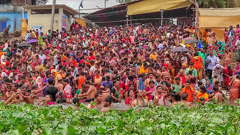 নারায়ণগঞ্জের লাঙ্গলবন্দে বুধবার ব্রহ্মপুত্র নদীতে 'পাপমুক্তির' স্নানে হাজারো মানুষের ঢল।