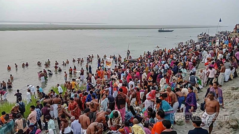 কুড়িগ্রামের চিলমারীতে ব্রহ্মপুত্র নদীতে অষ্টমী স্নানে অংশ নেওয়া পুণ্যার্থীরা।