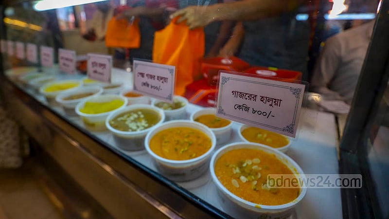 পেঁপে,গাজর, সুজি, পোস্তা গাজর,বুটের হালুয়া সহ নানা রকম হালুয়া মিলছে নাজিমউদ্দিন সড়কের বিভিন্ন দোকানে শবে বরাত উপলক্ষে।&amp;nbsp;ছবি: মাহমুদ জামান অভি