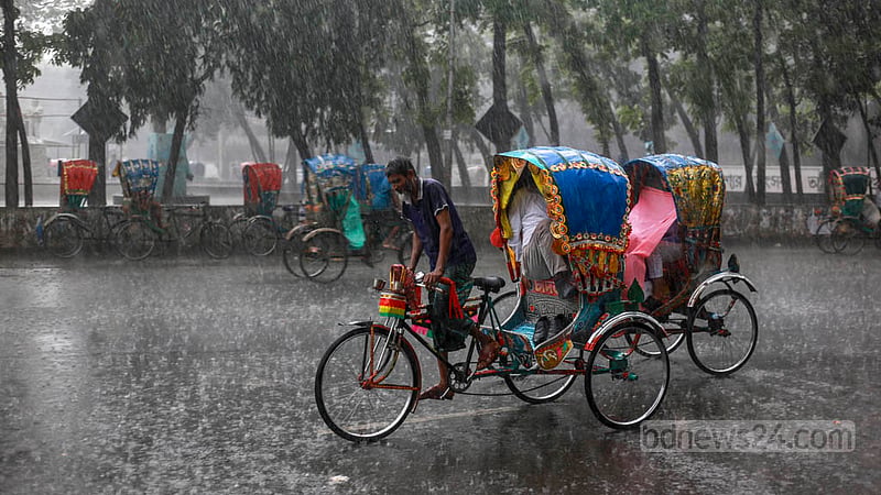 চৈত্রের শুরুতে গুঁড়িগুঁড়ি আর মাঝারি বৃষ্টিতে ভোগান্তিতে পড়তে হয় রিকশাচালকদের। ছবিটি ঢাকা বিশ্ববিদ্যালয়ের রাজু ভাস্কর্য এলাকার।&amp;nbsp;ছবি: তাওহীদুজ্জামান তপু