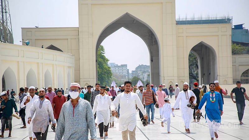 রোজার প্রথম শুক্রবার বায়তুল মোকাররম জাতীয় মসজিদে জুমার নামাজ আদায় করতে প্রবেশ করছেন । ছবি: তাওহীদুজ্জামান তপু