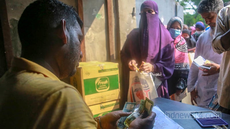 রোজা উপলক্ষে টিসিবির ৫৭০ টাকার প্যাকেজে মিলছে ২ কেজি তেল, ১ কেজি ছোলা, ২ কেজি ডাল, ১ কেজি চিনি ও ১ কেজি খেজুর। ছবি: তাওহীদুজ্জামান তপু
