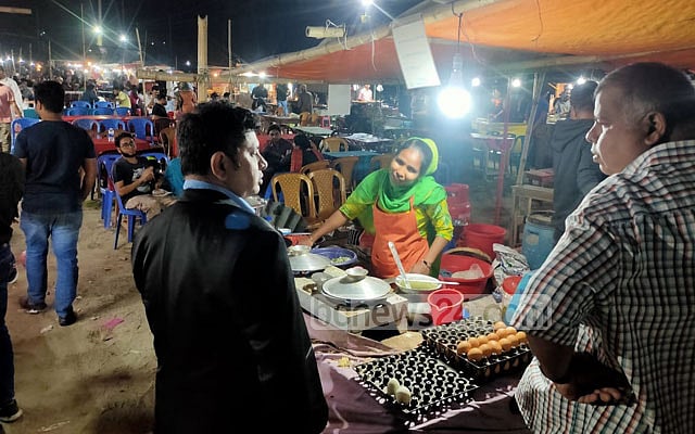 রুয়াপ ফুড কোর্টে বাহারি খাবারের মেলা