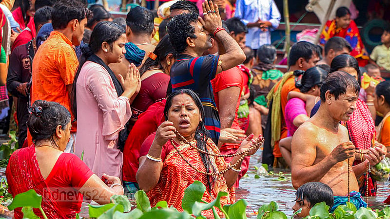 নারায়ণগঞ্জের লাঙ্গলবন্দে বুধবার অষ্টমী স্নানে আসা এক পুণ্যার্থী।&amp;nbsp;ছবি:&amp;nbsp;সোহরাব হোসেন টিটু