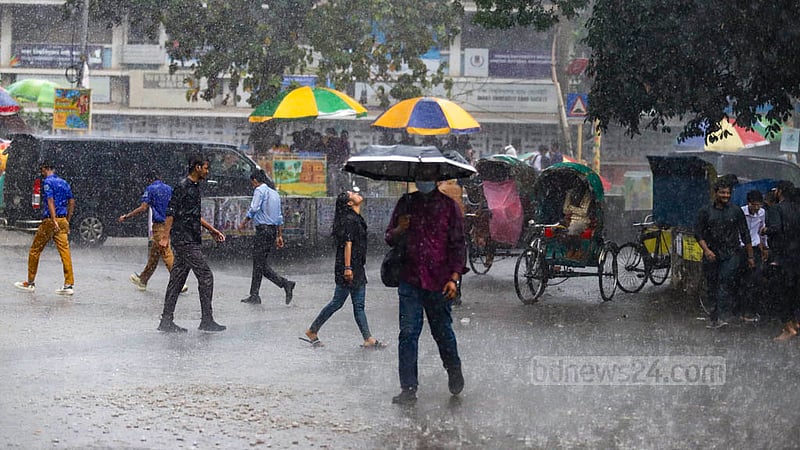 ঢাকা বিশ্ববিদ্যালয় এলাকায় বুধবার দুপুরের হঠাৎ ঝুম বৃষ্টিতে অনেককে দেখা যায়&amp;nbsp;আপন মনে ভিজতে।&amp;nbsp;ছবি: মাহমুদ জামান অভি