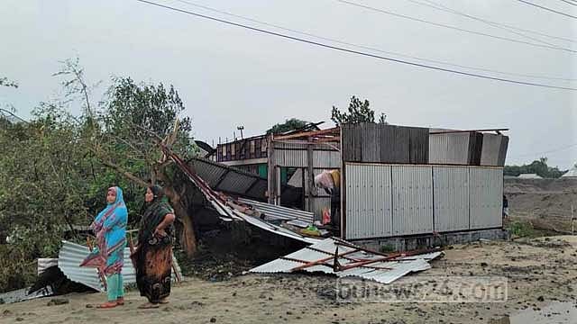 মুন্সীগঞ্জে কালবৈশাখী ঝড়ে ঘরবাড়ি বিধ্বস্ত, শিলায় ক্ষতি ফসলের