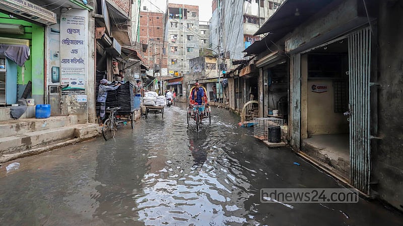 বৃষ্টি না থাকলেও বংশালের মাজেদ সরদার রোডের সিক্কাটুলী মোড় এলাকার এই স্থান সারা বছরই পানিতে তলিয়ে থাকে। ছবি: আসিফ মাহমুদ অভি