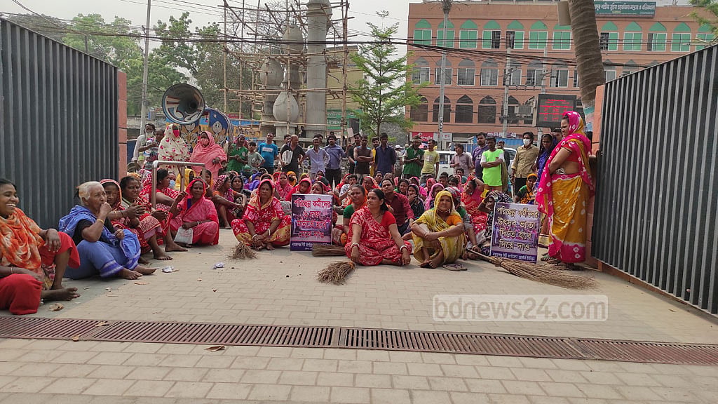 মজুরি বৃদ্ধির দাবিতে নারায়ণগঞ্জে পরিচ্ছন্নতা কর্মীদের বিক্ষোভ