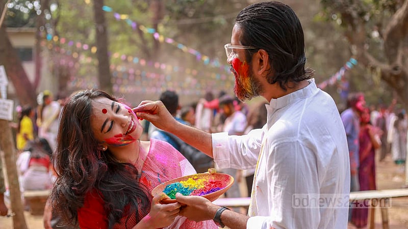 ঢাকা বিশ্ববিদ্যালয়ের চারুকলা অনুষদে বুধবার রং উৎসবে আবীর মেখে উচ্ছ্বসিত এক যুগল। ছবি: তাওহীদুজ্জামান তপু