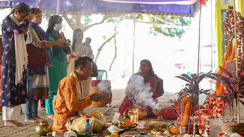 ঢাকেশ্বরী মন্দিরে মঙ্গলবার দোল পূর্ণিমা উৎসবে সনাতন ধর্মাবলম্বীদের পূজা অর্চনা।&amp;nbsp;ছবি: তাওহীদুজ্জামান তপু