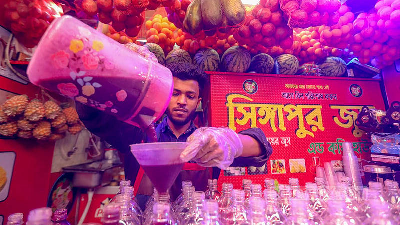 চৈত্রের গরম আর রোজা মিলে বেড়েছে জুসের চাহিদা। যাদের বাসায় তৈরির ব্যবস্থা নেই বা হাতে সময় কম তারা পছন্দ অনুযায়ী মহল্লার এসব দোকান বা ভ্রাম্যমাণ দোকান থেকে কিনতে পারছেন ফলের জুস।ছবি: মাহমুদ জামান অভি