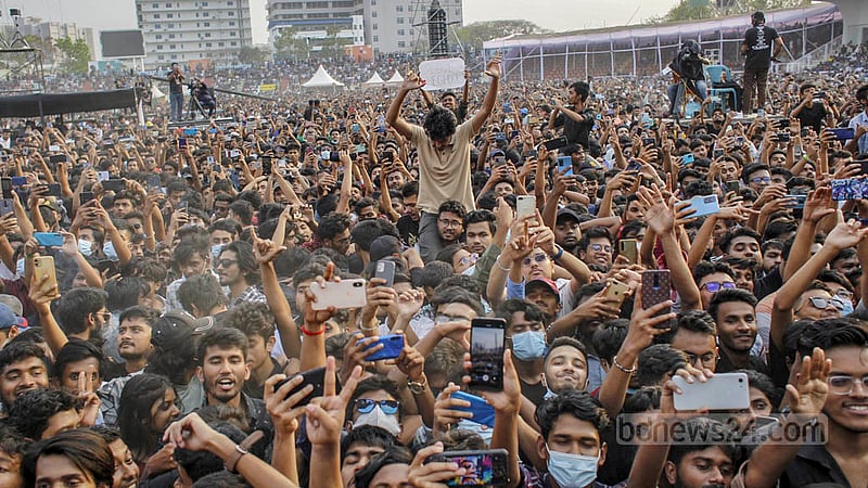 ঢাকার আর্মি স্টেডিয়ামে সেন্টার ফর রিসার্চ অ্যান্ড ইনফরমেশনের (সিআরআই) প্রতিষ্ঠান ইয়াং বাংলার আয়োজনে ঐতিহাসিক সাতই মার্চের জয় বাংলা কনসার্টে উচ্ছ্বসিত দর্শকরা।