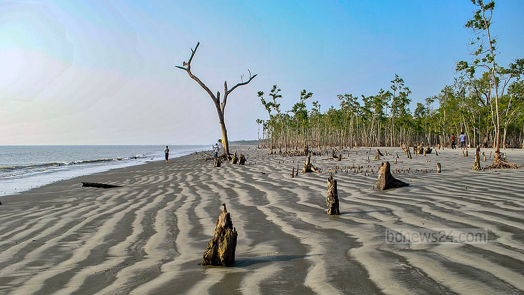পর্যটক বাড়ছে মান্দারবাড়িয়া সৈকতে