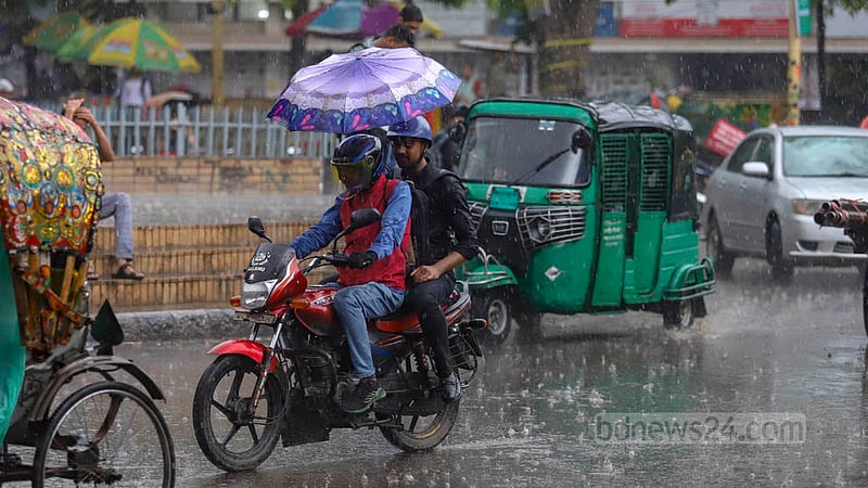 ঢাকা বিশ্ববিদ্যালয় এলাকায় বুধবার দুপুরের হঠাৎ বৃষ্টি থেকে রেহাই পেতে মোটরসাইকেলে আরোহী ছাতা ধরে আছেন, বাইক চালাচ্ছেন চালক।&amp;nbsp;ছবি: মাহমুদ জামান অভি