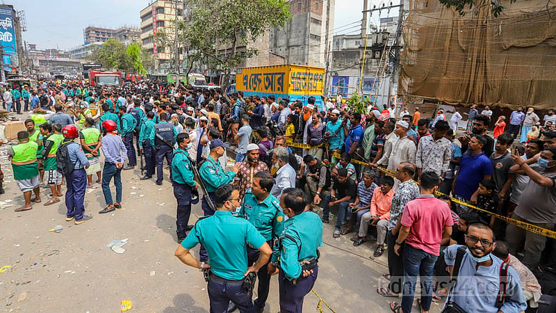 পুরান ঢাকার সিদ্দিক বাজারে বিস্ফোরণের দ্বিতীয় দিনে উদ্ধার অভিযান চলাকালে বিধ্বস্ত ভবন ঘিরে সংবাদকর্মী ও উৎসুক মানুষ। ছবি: আসিফ মাহমুদ অভি