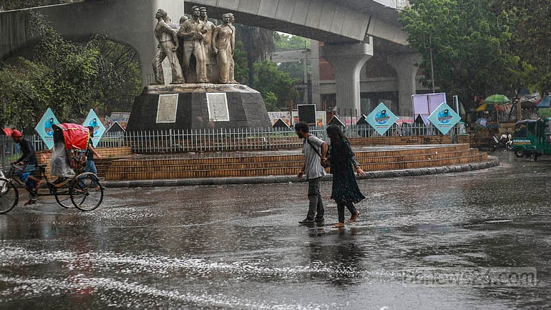 ঢাকা বিশ্ববিদ্যালয়ের রাজু ভাস্কর্য এলাকায় অনেক দিন পর বৃষ্টির দেখা পাওয়ায় শিক্ষার্থীরা ভিজতে নেমে পড়েন।&amp;nbsp;ছবি: তাওহীদুজ্জামান তপু