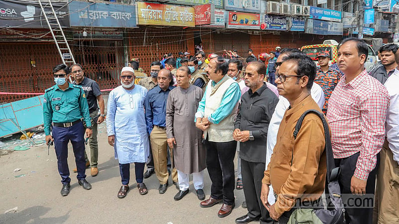 পুরান ঢাকার সিদ্দিক বাজারে বিস্ফোরণে বিধ্বস্ত ভবন বুধবার পরিদর্শনে যান জাতীয় পার্টির চেয়ারম্যান জি এম কাদের। ছবি: আসিফ মাহমুদ অভি