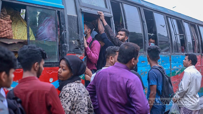 সপ্তাহের প্রথম কার্যদিবস রোববার বাসের জন্য অনেক সময় ধরে অপেক্ষা আর ঠাসাঠাসি করে ওঠার এ চিত্র পুরো ঢাকা নগরীর।&amp;nbsp;ছবি: তাওহীদুজ্জামান তপু