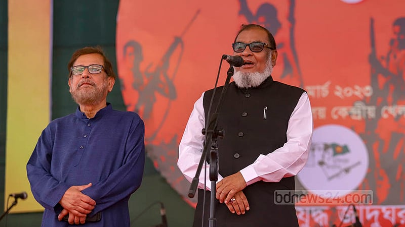 ঢাকা বিশ্ববিদ্যালয়ের কেন্দ্রীয় খেলার মাঠে শুক্রবার মুক্তিযুদ্ধ জাদুঘরের আয়োজনে মুক্তির উৎসবে বক্তব্য দেন মুক্তিযুদ্ধ বিষয়ক মন্ত্রী আ ক ম মোজাম্মেল হক।&amp;nbsp;ছবি: মাহমুদ জামান অভি