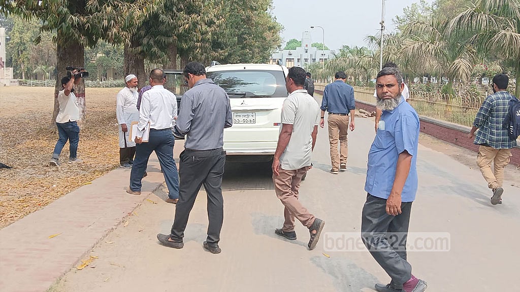 সংঘর্ষের স্থান পরিদর্শনে রাজশাহী বিশ্ববিদ্যালয়ের তদন্ত কমিটি