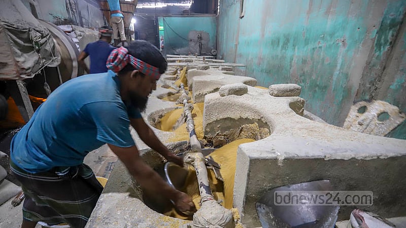 চাল প্রক্রিয়াজাত শেষে মুড়ি তৈরির জন্য চুল্লিতে ঢালা হয়; তারপর চুল্লি থেকে বেরিয়ে আসে মুড়ি। ছবি: আসিফ মাহমুদ অভি