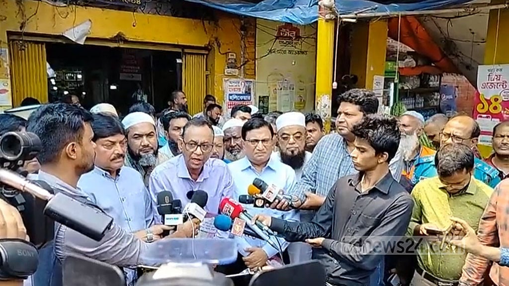 ব্রয়লার মুরগির কেজি ‘২০০ টাকার বেশি হওয়ার যুক্তি নেই’, আমদানির পরামর্শ