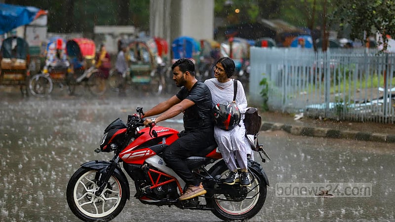 ঢাকা বিশ্ববিদ্যালয় এলাকায় বুধবার দুপুরের হঠাৎ ঝুম বৃষ্টি উপভোগ করছেন মোটরসাইকেলের দুই আরোহী।&amp;nbsp;ছবি: মাহমুদ জামান অভি