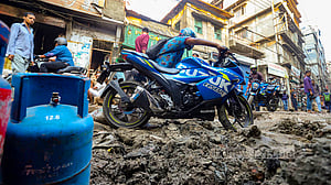 বৃষ্টি শুরু, খানাখোঁদল চলছেই