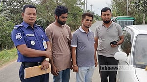 কুমিল্লায় ফেন্সিডিলসহ যুবলীগ নেতা গ্রেপ্তার, প্রাইভেটকার জব্দ