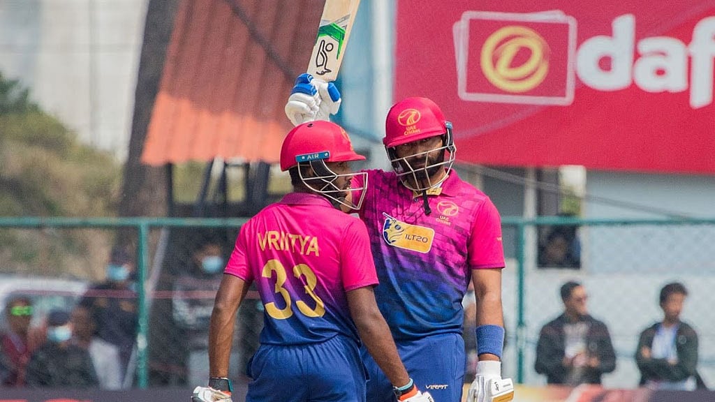 ৪১ বলের সেঞ্চুরিতে আসিফের রেকর্ডমালা