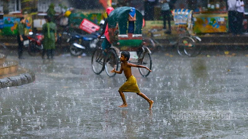 ঢাকা বিশ্ববিদ্যালয় এলাকায় বুধবার দুপুরের হঠাৎ ঝুম বৃষ্টিতে খেলায় মেতেছে এক শিশু।&amp;nbsp;ছবি: মাহমুদ জামান অভি