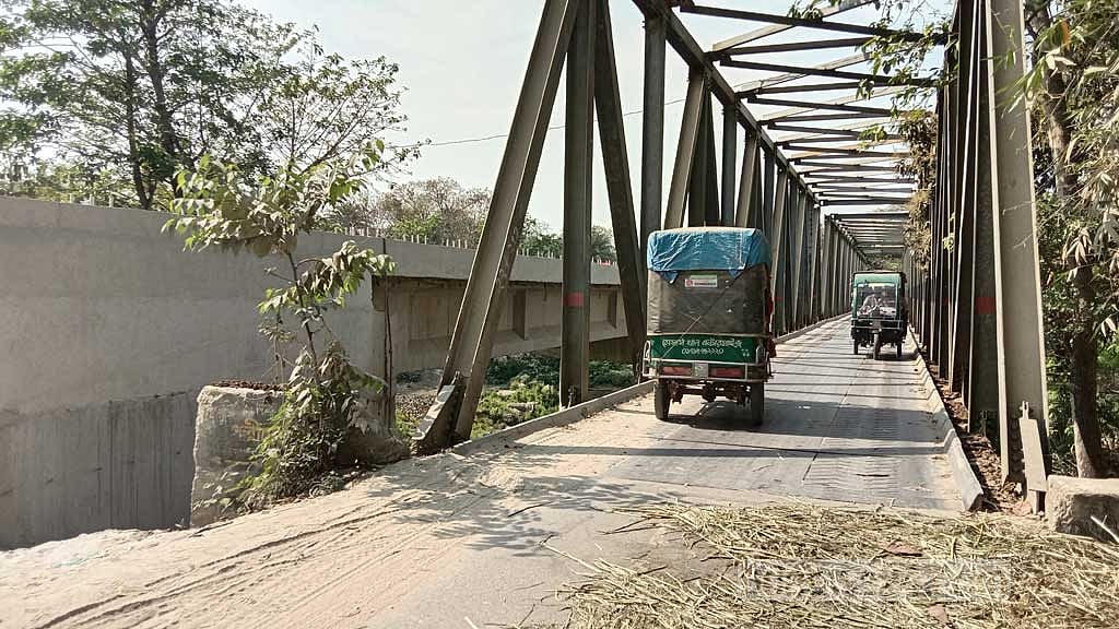 মানিকগঞ্জে বেইলি ব্রিজের পাটাতনে ধস, দুর্ঘটনার শঙ্কা