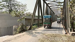 মানিকগঞ্জে বেইলি ব্রিজের পাটাতনে ধস, দুর্ঘটনার শঙ্কা