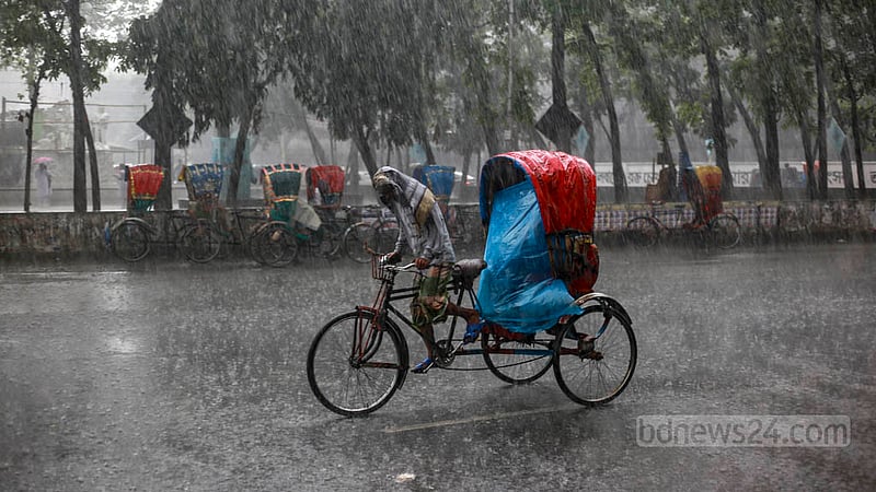 চৈত্রের শুরুতে গুঁড়িগুঁড়ি আর মাঝারি বৃষ্টিতে ভোগান্তিতে পড়তে হয় রিকশাচালকদের। ছবিটি ঢাকা বিশ্ববিদ্যালয়ের রাজু ভাস্কর্য এলাকার।&amp;nbsp;ছবি: তাওহীদুজ্জামান তপু