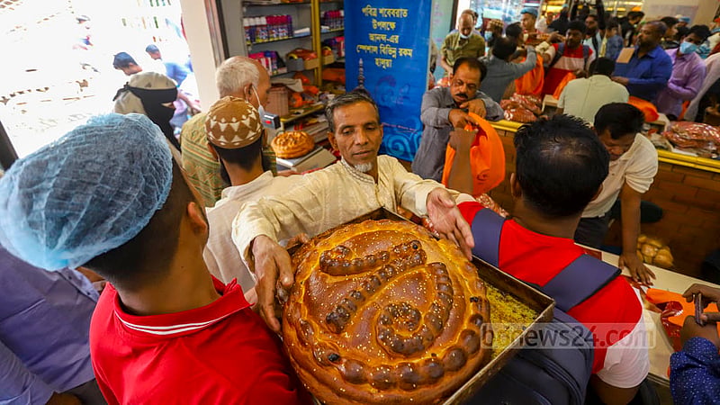 শবে বরাত উপলক্ষে সোমবার পুরান ঢাকার নাজিমউদ্দিন রোডের একটি বেকারিতে বিক্রি হচ্ছে নানা নকশার পাউরুটি।&amp;nbsp;ছবি: মাহমুদ জামান অভি