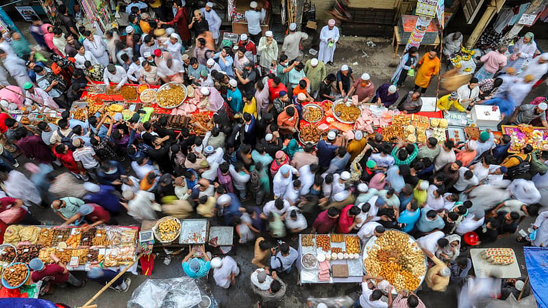 রোজার প্রথম দিন থেকেই পুরান ঢাকার চকবাজার জমজমাট ছিল রকমারি ইফতার কেনাকাটায়। ছবি: আসিফ মাহমুদ অভি