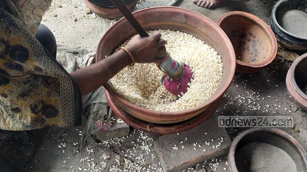 হাতে ভাজা মুড়ির কদর বাড়লেও পেশা ছেড়েছেন অনেকে