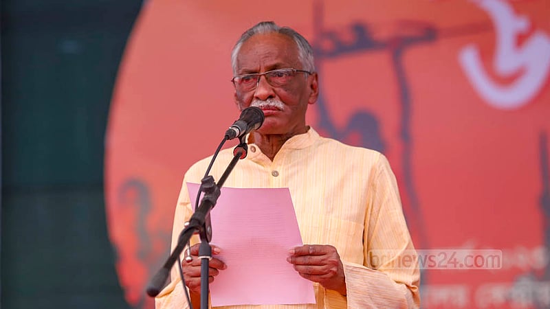 ঢাকা বিশ্ববিদ্যালয়ের কেন্দ্রীয় খেলার মাঠে শুক্রবার মুক্তির উৎসবে বক্তব্য দেন মুক্তিযুদ্ধ জাদুঘরের ট্রাস্টি ডা. সারওয়ার আলী।&amp;nbsp;ছবি: মাহমুদ জামান অভি