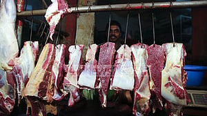 মাংসের চড়া দামে ‘কমেছে’ বিক্রি