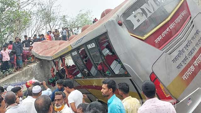 খুলনা থেকে ঢাকাগামী ইমাদ পরিবহনের একটি বাস রোববার সকালে শিবচরের কুতুবপুর এলাকায় বঙ্গবন্ধু এক্সপ্রেসওয়েতে নিয়ন্ত্রণ হারিয়ে খাদে পড়ে গেলে বহু হতাহত ঘটে।