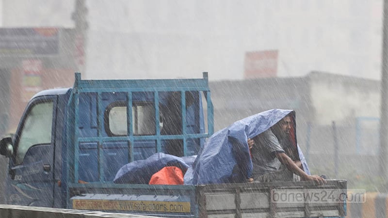 বৃষ্টিতে খানিকটা বিপাকে পড়তে হয় দূরের গন্তব্যে ছোটা মানুষদের। ছবি: আসিফ মাহমুদ অভি