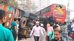 ফ্লাইওভারে নিয়ন্ত্রণহীন কভার্ড ভ্যান উল্টে পথচারীর মৃত্যু