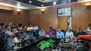 রেললাইনে আগুন, দিনভর ভাঙচুরে বহিরাগতরা; সন্দেহ রাবি উপাচার্যের