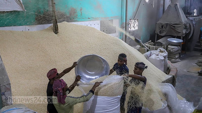 নারায়ণগঞ্জের পাগলার একটি কারখানায় বিক্রির জন্য বস্তায় ভরা হচ্ছে মুড়ি। ছবি: আসিফ মাহমুদ অভি